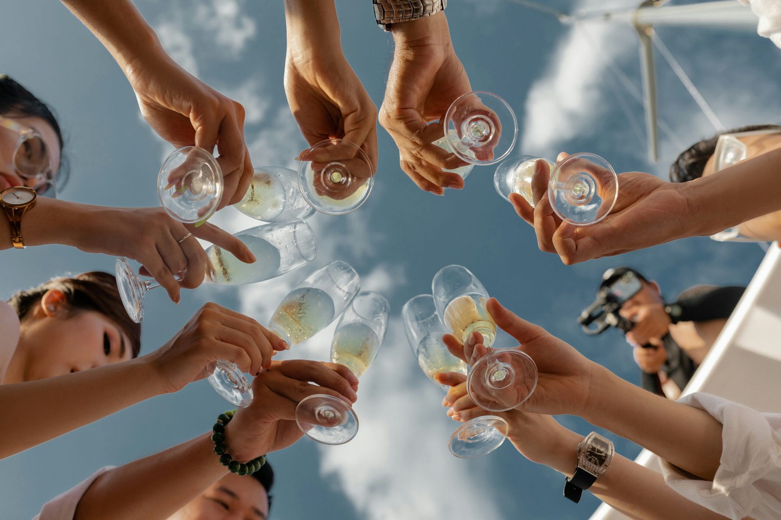 Sober Summer Secrets: How to Enjoy Beach Clubs & Terrace Nights Without a Hangover